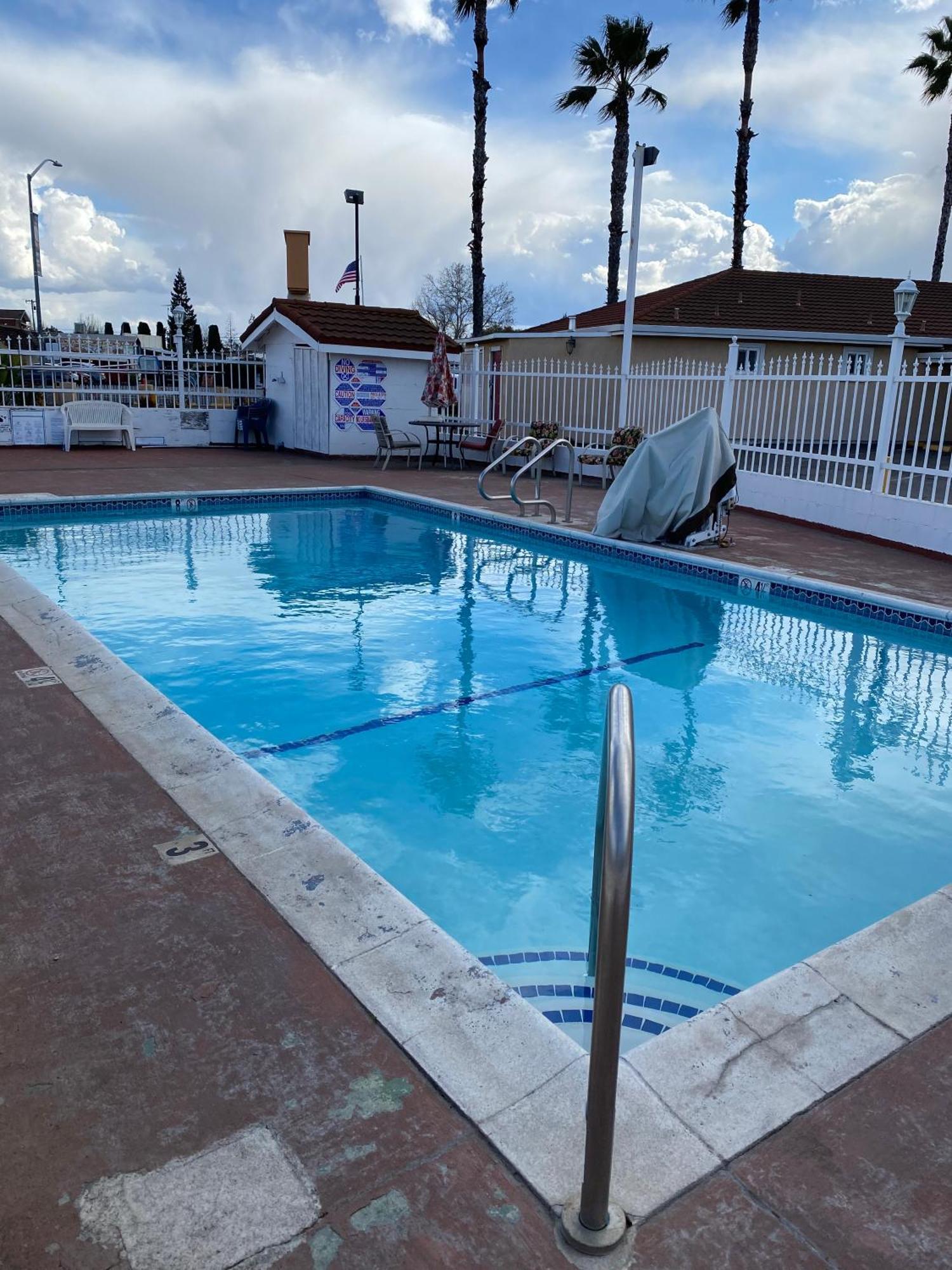 Holiday Motel Oakdale Bagian luar foto