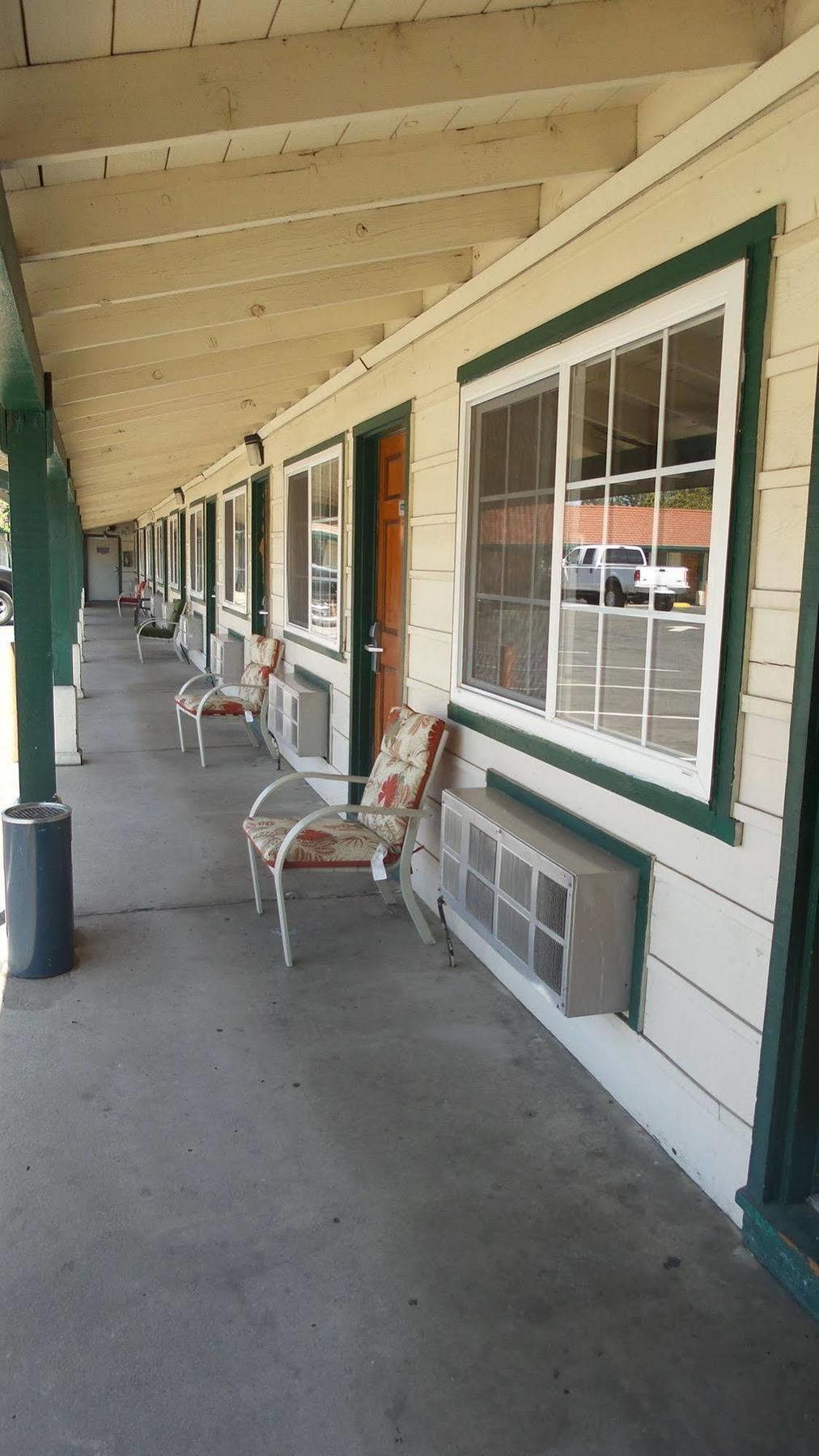 Holiday Motel Oakdale Bagian luar foto